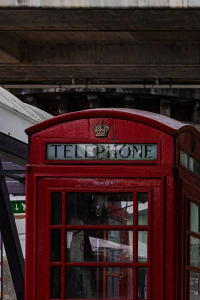 Eine Vertikale Aufnahme Einer Roten Telefonzelle Mit Einem Schild Mit — Stockfoto