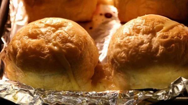 Sepasang Roti Krim Dan Makanan Pembuka Dibuat Dari Kertas Alumunium — Stok Foto
