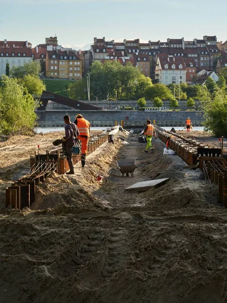 Tiro Vertical Velho Cais Construção Com Trabalhadores Varsóvia Polônia — Fotografia de Stock