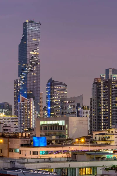 Ein Schöner Blick Auf Bangkok Wolkenkratzer Die Nachts Beleuchtet Werden — Stockfoto