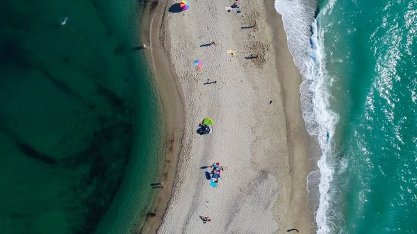 Flygande Drönare Utsikt Över Människor Vilar Vid Sandstranden Omgiven Hav — Stockfoto