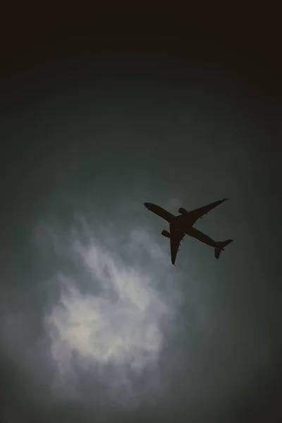Niski Kąt Ujęcia Samolotu Lecącego Zachmurzonym Niebie — Zdjęcie stockowe