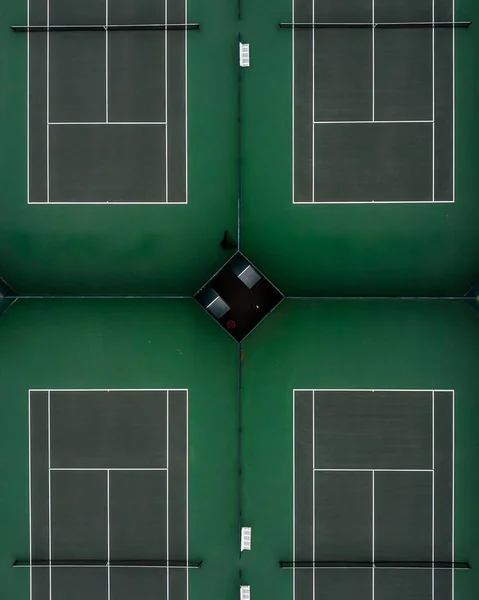 四座绿色网球场的空中拍摄 — 图库照片