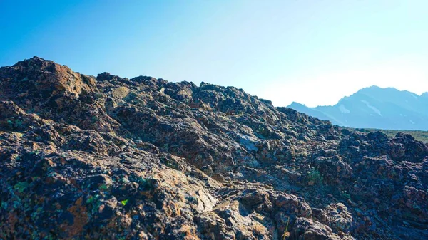 Schöne Aussicht Auf Felsen Und Berge Einem Sonnigen Tag — Stockfoto
