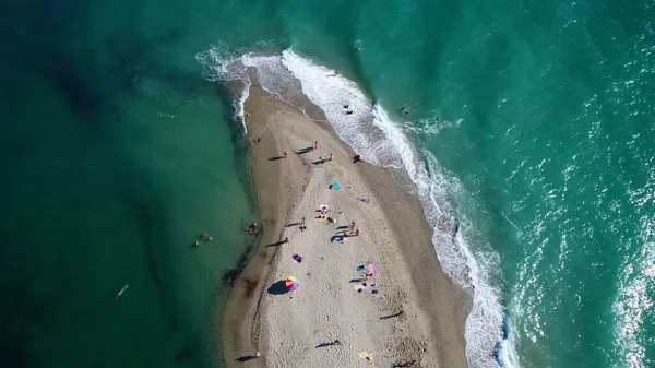 Flygande Drönare Utsikt Över Människor Vilar Vid Sandstranden Omgiven Hav — Stockfoto