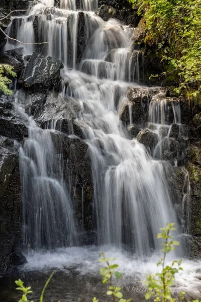 自然の中で美しい滝 — ストック写真