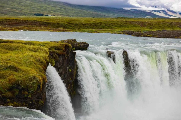 Närbild Ett Vackert Vattenfall Som Flyter Genom Bergen — Stockfoto