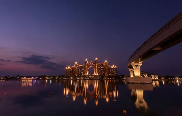 位于迪拜的棕榈豪华酒店的风景 反映在夜晚的水面上 — 图库照片