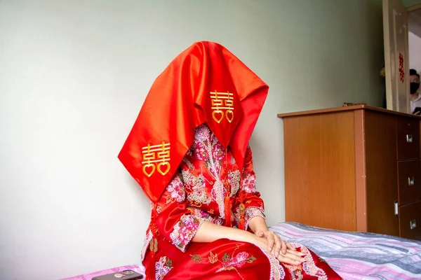 Panna Młoda Siedzi Sypialni Tradycyjnie Chińską Sukienką Hidżabem Głowie — Zdjęcie stockowe