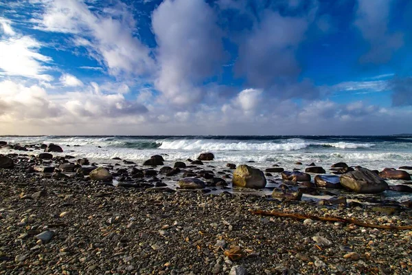 Солнечный День Морском Побережье Камнями — стоковое фото
