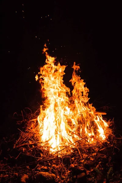 暗闇の中で燃える暖炉の眺め — ストック写真