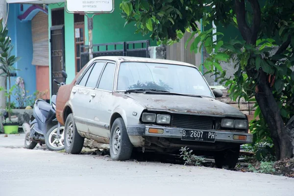 Ein Altes Auto Das Auf Der Straße Geparkt Ist — Stockfoto