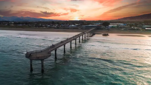 Een Luchtfoto Van Pier Boven Oceaan Tegen Schilderachtige Zonsondergang — Stockfoto