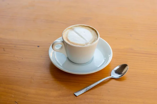 Eine Nahaufnahme Einer Tasse Kaffee Einer Untertasse Neben Einem Löffel — Stockfoto