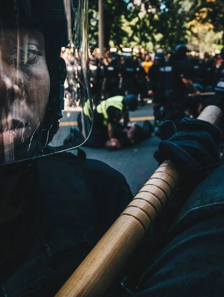 Egy Rendőrtiszt Függőleges Nézetét Egy Bottal Egy Másik Tüntetőt Tartóztatnak — Stock Fotó
