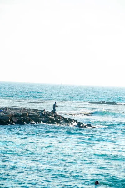 Вертикальный Вид Двух Самцов Рыбачащих Скалах Океане — стоковое фото
