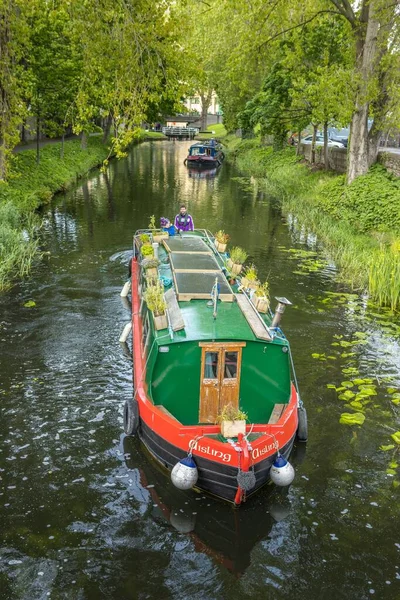 Een Prachtig Uitzicht Een Woonboot Een Rivier Met Groene Bomen — Stockfoto