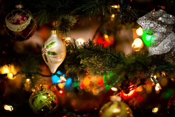 Gros Plan Beaux Jouets Arbre Noël Décorés Lumières Colorées — Photo