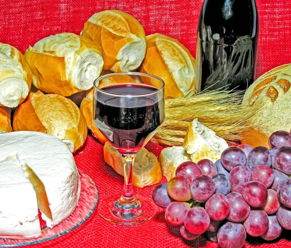 Flasche Und Glas Rotwein Frühstück Mit Gesalzenem Brot Und Käse — Stockfoto