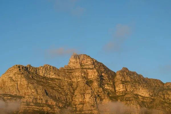 Mavi Gökyüzüne Karşı Kayalık Bir Dağın Manzarası — Stok fotoğraf