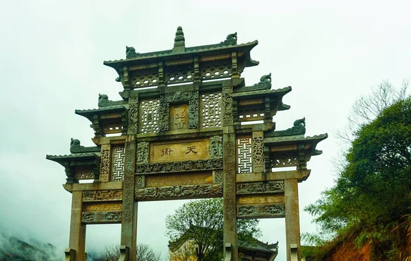 Eine Chinesische Kloster Eingangsbrücke — Stockfoto