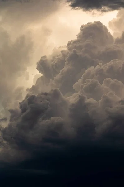 Μια Κάθετη Λήψη Των Γκρίζων Νεφών Στον Ουρανό — Φωτογραφία Αρχείου