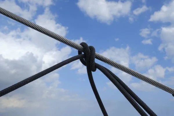 Снимок Веревки Низким Углом Фоне Голубого Облачного Неба — стоковое фото