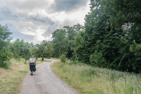 Woman Walking Staffordshire Lakeside Woodland Stoke Trent — Stock Photo, Image