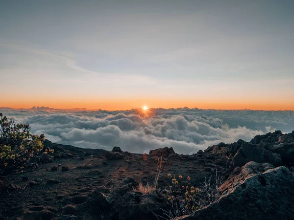 ハワイ州マウの山の上の雲の上の夕日の美しい景色 — ストック写真