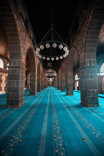 Colpo Verticale Dell Interno Della Grande Moschea Diyarbakir Turchia — Foto Stock