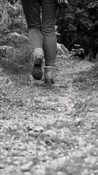 Μια Πίσω Όψη Των Ανθρώπινων Ποδιών Που Περπατούν Μέσα Από — Φωτογραφία Αρχείου