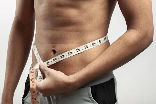 Fitness Modell Misst Seine Taillengröße Mit Maßband Isoliert Auf Weißem — Stockfoto