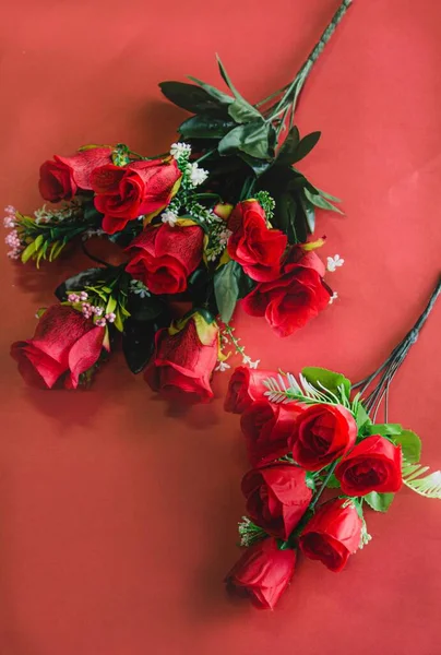 Tiro Vertical Rosas Decorativas Vermelhas Para Valentine Fundo Vermelho — Fotografia de Stock