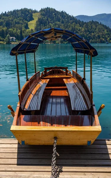 Ein Leeres Ausflugsboot Bleder See Neben Einem Hügel Mit Wald — Stockfoto