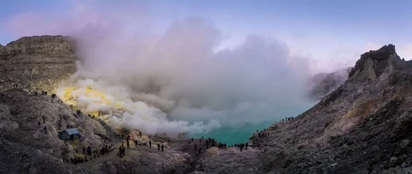 Panoramautsikt Över Vulkanutbrottet Rök Ovanför Den Lilla Sjön — Stockfoto