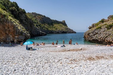 İtalya 'nın en güzel plajlarından biri olan Cilento Ulusal Parkı' ndaki Cala Bianca plajı manzarası. Marina di Camerota, Campania, İtalya, Haziran 2022