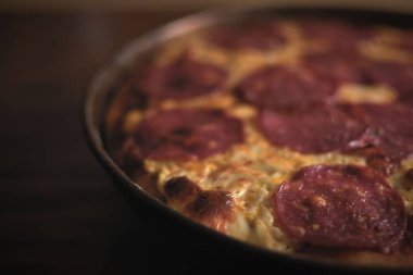 Bir pizzayı metal tepside yakın..