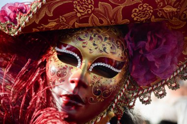 Kestane rengi bir maske ve partide giyilen şapka.