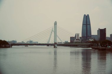 Bulutlu bir günde Zhejiang, Ningbo 'daki Yongjiang köprüsünün güzel bir görüntüsü.
