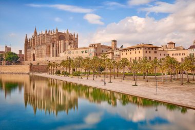 Palma 'nın Santa Maria Katedrali güneşli bir günde sakin suyu yansıtır.