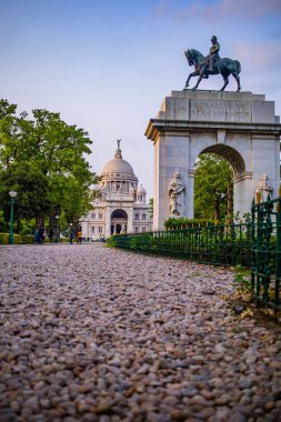 Kolkata, Hindistan 'da Victoria Anıtı' na karşı VII. Edward 'ın heykeli.