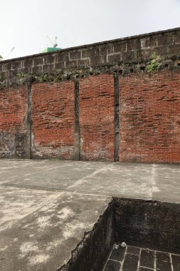 Güneşli bir günde eski bir binanın alçak açılı görüntüsü