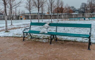 Kamu parkında bankta oturan bir kardan adam.