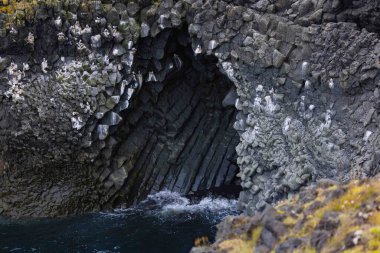 Yazın dağların arasından akan güzel bir nehir