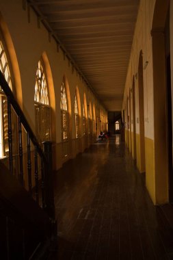 Kemerli pencereli bir koridorun dikey görüntüsü