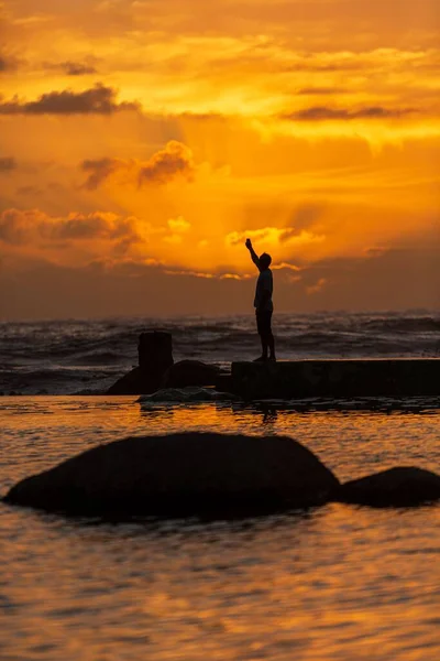 Plan Vertical Jeune Homme Près Mer Coucher Soleil — Photo