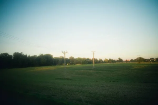 Les Poteaux Électriques Dans Prairie Verte — Photo