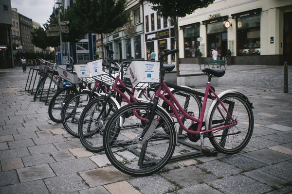 Некоторые Общие Велосипеды Припаркованы Стойках Улице Остраве — стоковое фото