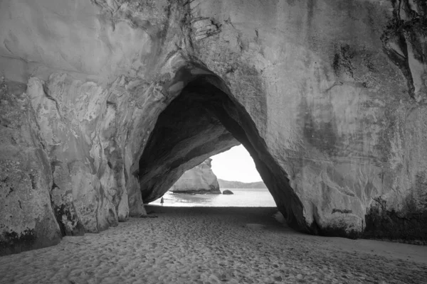通过新西兰海西拱形岩石悬崖的景观 — 图库照片