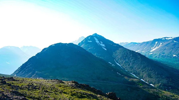 在阳光灿烂的日子里 山与山的美景 — 图库照片